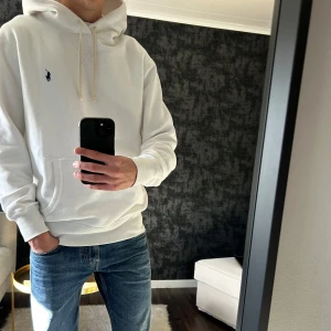 Vit hoodie från Polo Ralph Lauren - Vit hoodie från Polo Ralph Lauren med klassisk blå broderad logga på bröstet. Verkligen jättesnygg och i ett väldigt bra skick. Bara att höra av sig vid frågor! 