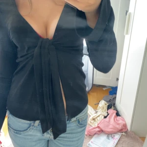 Söt tröja från Gina Tricot - fin tröja från Gina.  Banden kan man knyta hur man vill till en rosett osv. Jätte bekväm