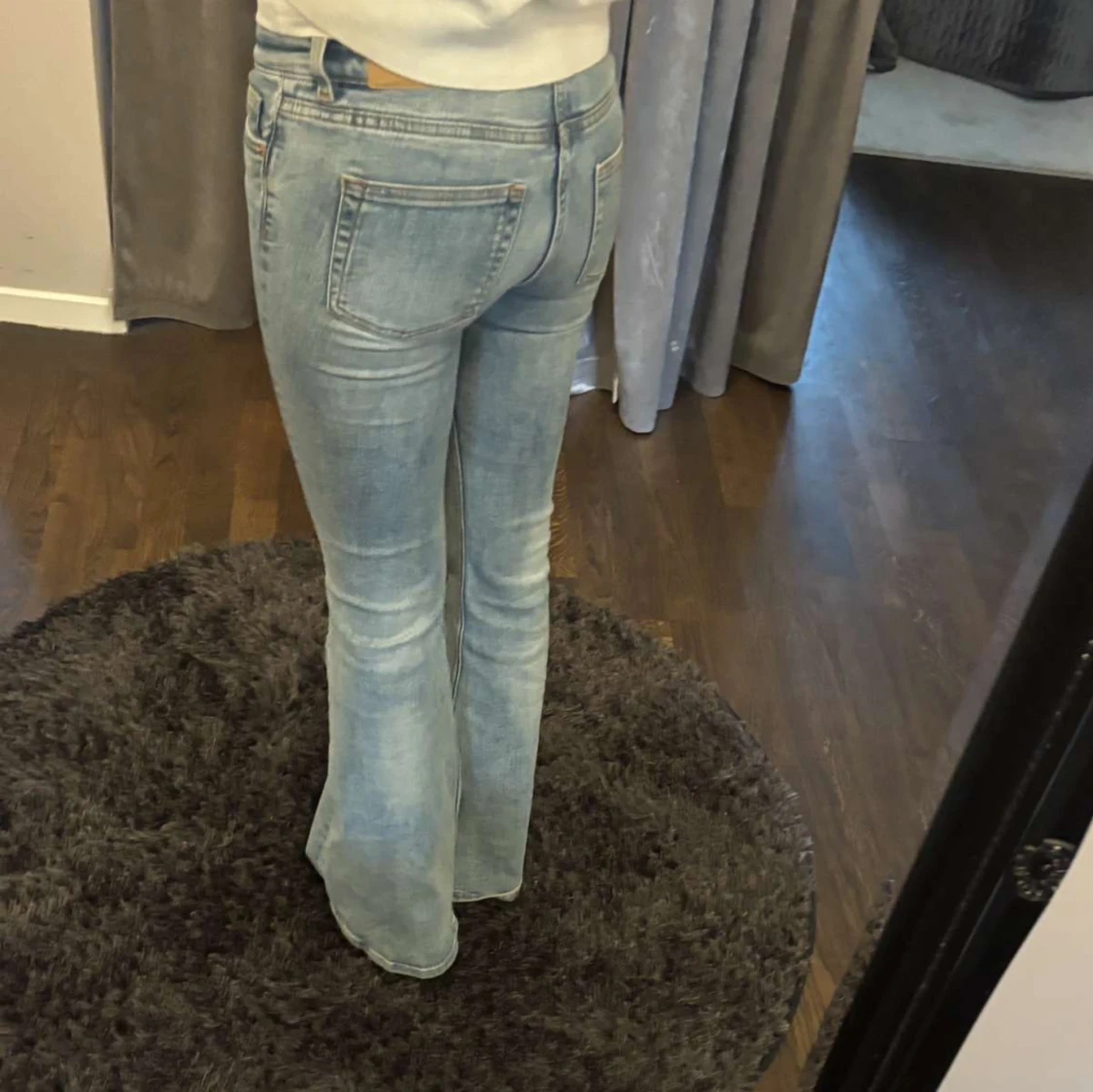 Ljusblå lågmidjade bootcut jeans  - 2