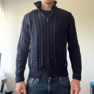 Quarterzip Hampton republic - Säljer min zip från Hampton republic. Den är i ett väldigt fint skick. Är 185 och den passar mig perfekt. Det är bara att höra av sig om det finns funderingar😄