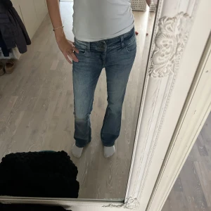 Blå bootcut jeans med låg midja - Säljer ett par klassiska blå jeans med bootcut och låg midja. Jeansen är skit snygga på och älskar hur det sitter på har bara använt de en gång