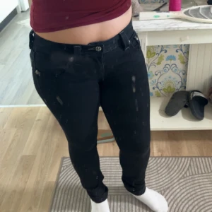 Svarta skinny jeans Miss Me, strl 26 - Säljer dessa jättesnygga skinny miss me jeans, dem sitter som en xs-xxs, då den sitter väldigt tight på mig som normalt har storlek M, men kan även passa S men var beredd på att dom kommer vara tighta i så fall.