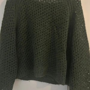 Mörkgrön stickad tröja Massimo Dutti - Säljer en mörkgrön stickad tröja från Massimo Dutti i storlek S. Tröjan har ett luftigt, hålstickat mönster och rund halsringning. Perfekt inför hösten💕💕🤗