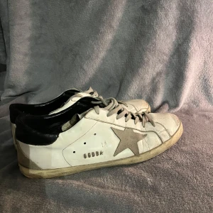 Golden Goose - Golden Goose superstar skor| original storlek 43 men kan passa mellan 43-44, fråga om du har någon fundering| ingår: endast skorna| Priset är ej hugget i sten.🪨