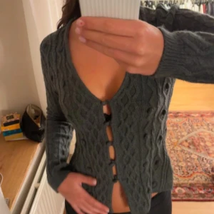 Zara tröja  - Super söt Zara kofta/tröja i grå. Lite trasig på ena knappen men hel förövrigt 😋💗