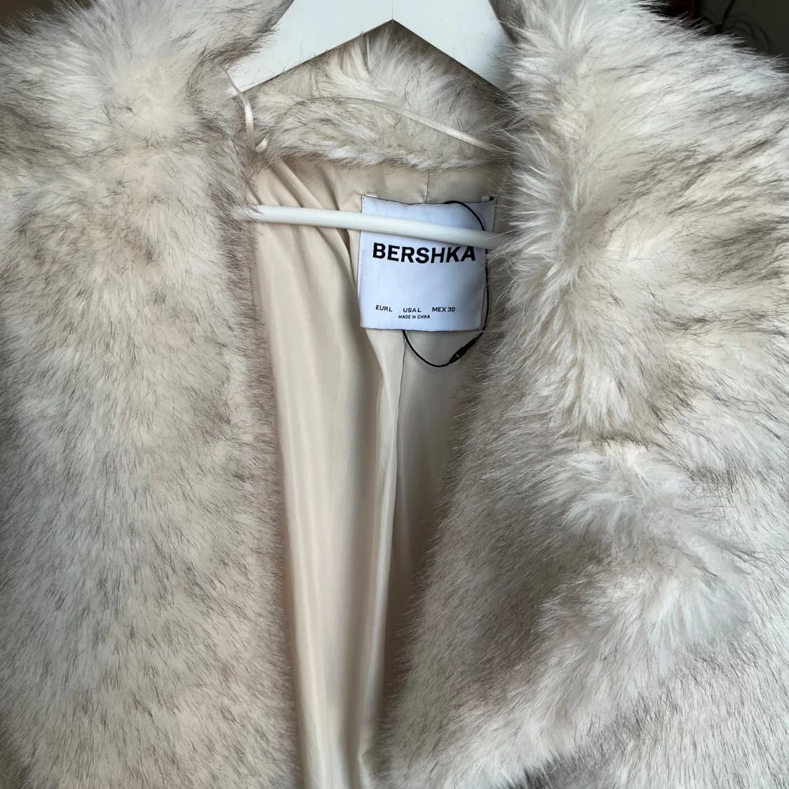 Vit pälsjacka från Bershka - 2