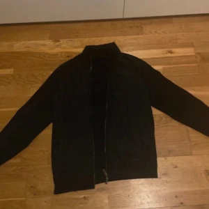 Marinblå jacka från Massimo Dutti - Snygg marinblå jacka från Massimo Dutti med dragkedja framtill. Jackan har en quiltad design och är tillverkad i bomull. Perfekt för en stilren look och skön nu i vår och sommar