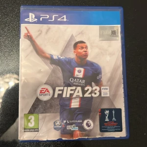 FIFA 23 för PS4 - Säljer FIFA 23 till PS4. Upplev den ultimata fotbollssimuleringen med uppdaterade lag och ligor. Perfekt för fotbollsfans som vill ta sitt spelande till nästa nivå. Inkluderar flera ligor och turneringar för en komplett spelupplevelse.