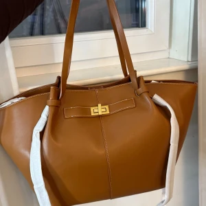 Brun väska - Jättesnygg väska från gina, den är helt ny kunde inte lämna tillbaka eftersom ja klippt prislappen:/ aldrig använt. Köpt för 499kr och säljer för 399kr!🤎