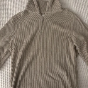 Halfzip tröja från Jack & Jones - Snygg tröja från Jack & Jones. Så gott som ny. Använd typ 1 gång. Pris vid inköp låg på 550kr