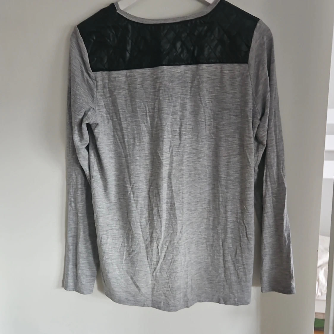 Grå långärmad tröja med quiltad detalj - 1