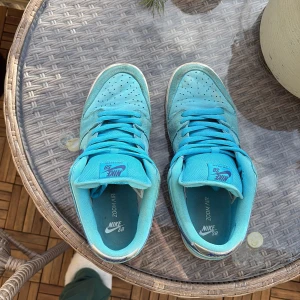  Nike SB sneakers - Hej! Säljer dessa Nike sb dunks blue fury! Nypris över 3000kr. Storlek 44 men passar 43! 