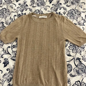 Stickad t-shirt - Jättefin beige stickad t-shirt från selected femme. Är ny och har använts endast en gång💕