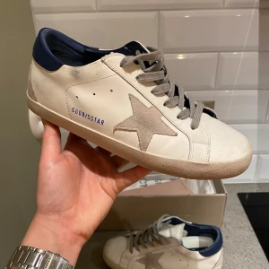 Golden Goose - Säljer nu dessa riktigt feta Golden Goose skor i stl 40 (passar 41)🤩📏Skorna är i riktigt bra skick förutom den lilla defekten vid hälen (se bild 5) som inte syns när man har på sig skorna💯👍Alla tillbehör medföljer📦🤩Vid frågor och funderingar är det bara att skriva📱✉️