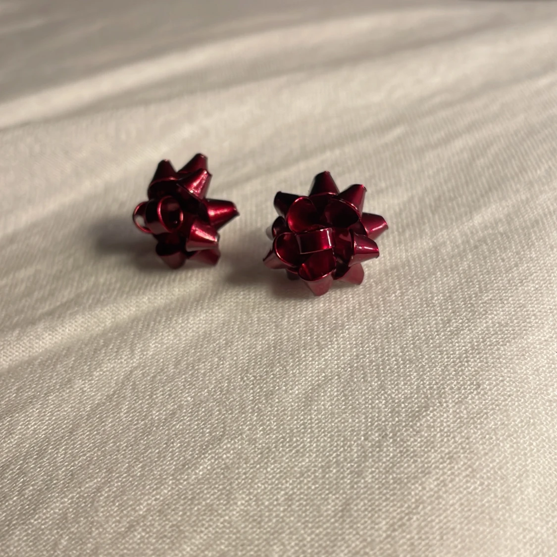 Röda rosettformade örhängen - 3