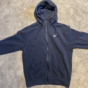 Nike Hoodie - Säljer en fräsch Nike hoodie i färgen blå | Storlek: S | Skick: 8/10 | Nypris: 899kr |