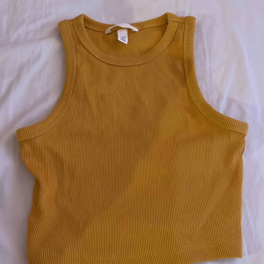 Gul ribbad linnetopp från H&M