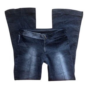 y2k vintage zipper Svarta bootcut pocketless jeans - Snygga svarta bootcut jeans med dragkedja framtill och utan bakfickor. Midjemått: 38 cm, längd från gren t midja: 22 cm, innerbenslängd: 76 cm 