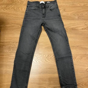 Svarta jeans - Svarta jeans från les deux som är i mycket bra skick med inga defekter. PRIS KAN DISKUTERAS!