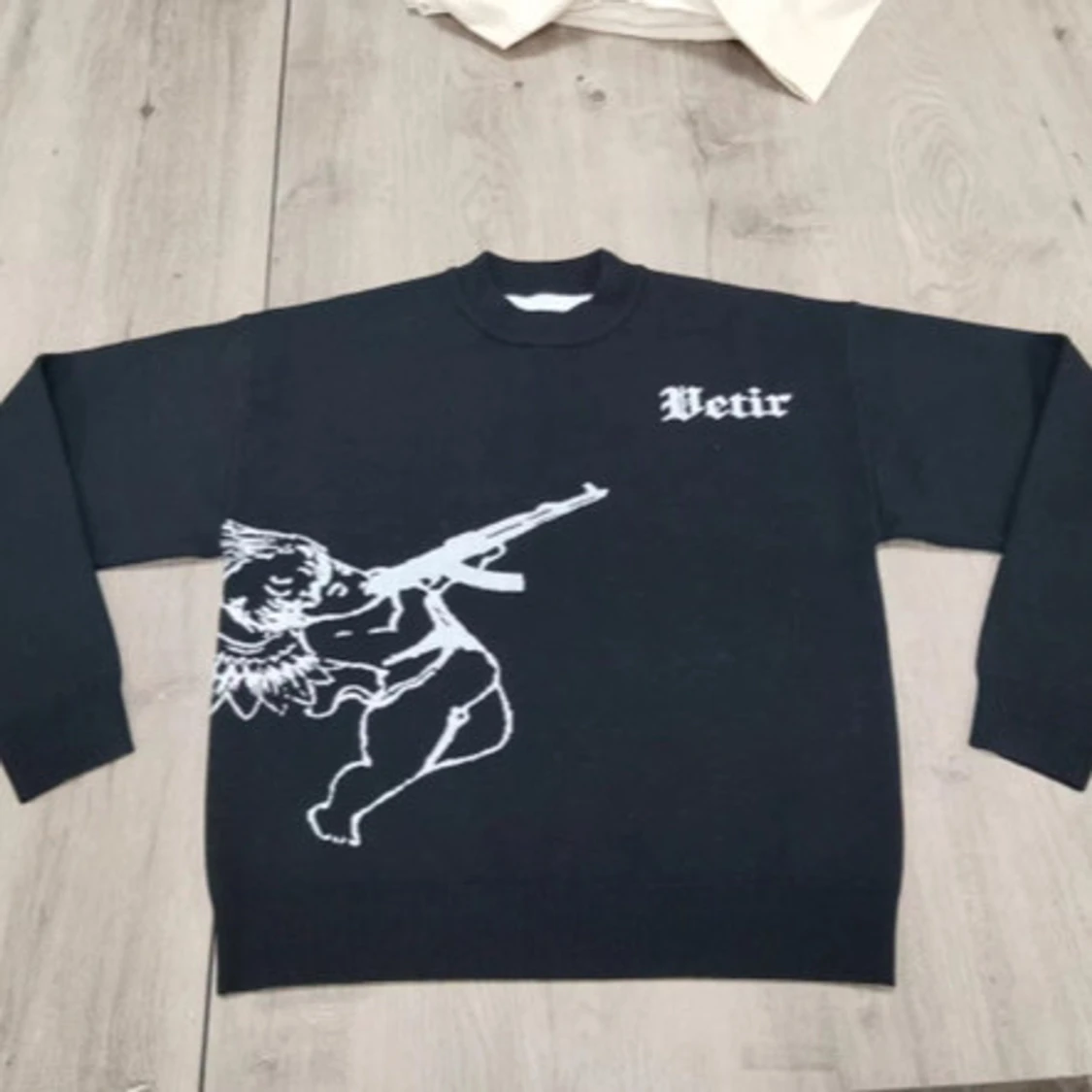 Svart tröja med ängelmotiv - 2