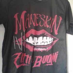 Svart t-shirt med Måneskin-tryck - Cool svart t-shirt med ett stort tryck av Måneskin och texten 'Zitti e Buoni'.                               Str. M.                                                                                                    Köptes på sekond-hand. ❤️❤️