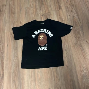 Svart t-shirt från A Bathing Ape - Sitter med som en xs super skönt material 