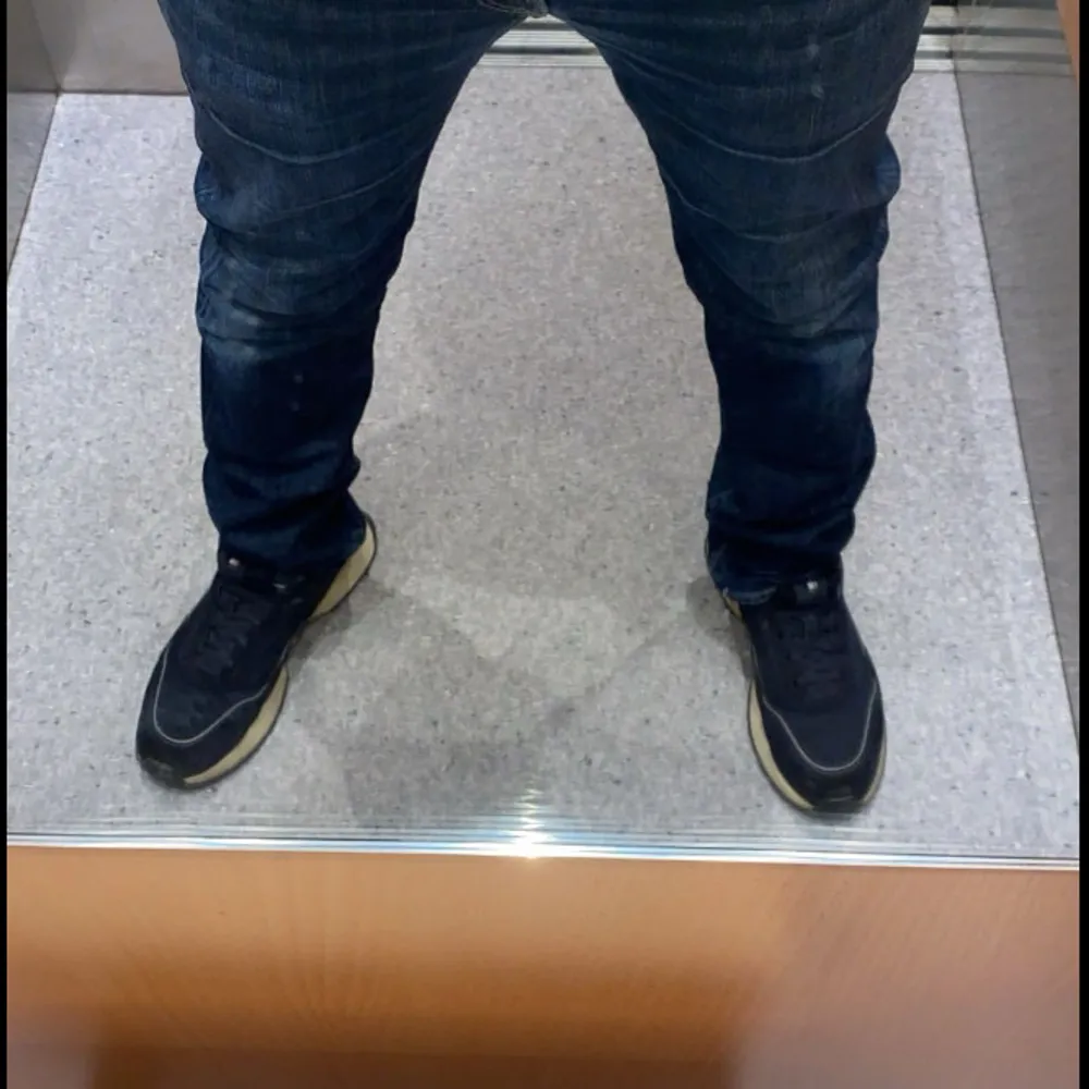 Snygga mörkblå jeans från Replay med klassisk femficksdesign och diskreta sömmar. Jeansen har en normal passform och är perfekta för en avslappnad stil. De har en knappgylf och är tillverkade i slitstarkt denim. Pris kan diskuteras vid snabb affär. Storlek 31/32. Farkut & Housut.