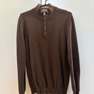 Brun halfzip från John Henric - Säljer en stilren brun tröja från John Henric med dragkedja vid halsen. Perfekt för våren med en skjorta under. Använd fåtal gånger.