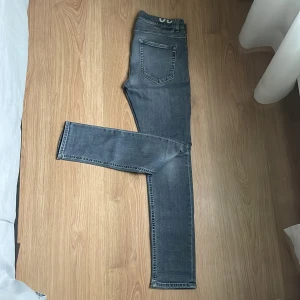 Gråa Dondup jeans - Fina gråa dondup jeans i modellen Ziggie super skinny fit. Storleken är 30 men passar 29 med tanke på att det är super skinny fit. Byxorna har några defekter som inte är tydliga men som ändå finns där (DM för bilder).