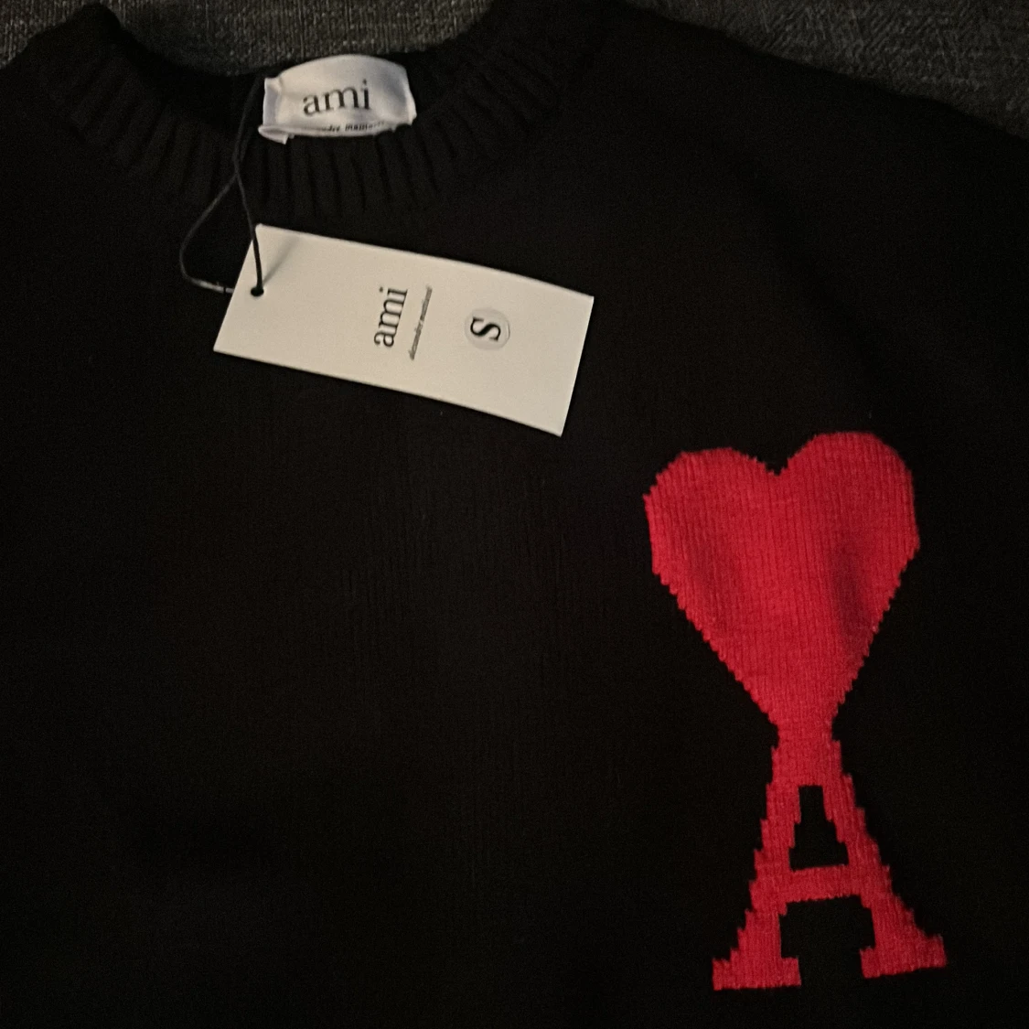 Svart tröja med rött hjärtmönster från Ami helt ny! - 1