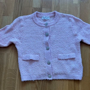 Rosa kofta från HM 💕💕 - Säljer en söt rosa kofta från Zara med glittriga knappar och två små fickor framtill. Inga defekter 🫶🫶💕💕Om ni behöver bild på fråga privat ☺️🫶🏻🥰💕
