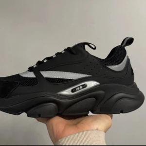 Skor b22 - Helt nya b22 svarta köpte dom men dom passar inte min still 