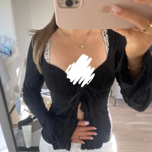 Snygg tajt svart topp med knyte från Designbysi😍 - Snygg svart topp från Designbysi!