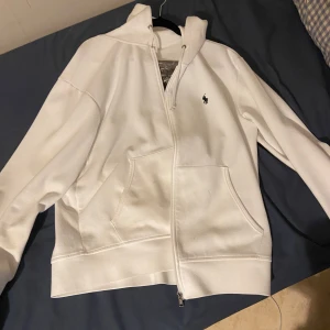 Vit Ralph lauren zip tröja  - Vit Ralph lauren tröja, använd men helt okej skick