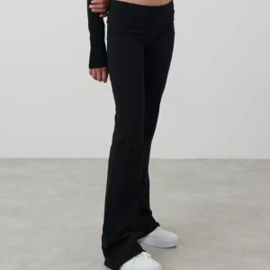 Svarta yogapants - Snygga svarta yogapants med låg midja. Perfekta för en stilren look. Byxorna har en enkel design utan mönster och är tillverkade i ett stretchigt material för extra komfort.