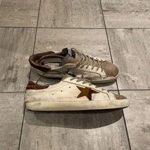 Golden goose Superstar - Hej! Vi säljer nu dessa Golden Goose Superstar skor med mörk bruna detaljer som är riktigt feta. Skorna är lite slitna, men det är inte mycket man tänker på när dom sitter på fötterna! Märke: Golden goose Storlek:42 (passar även 43) Condition: 6,5/10 Tveka inte på att höra av er vid frågor! Med vänlig hälsning, SweStile😊