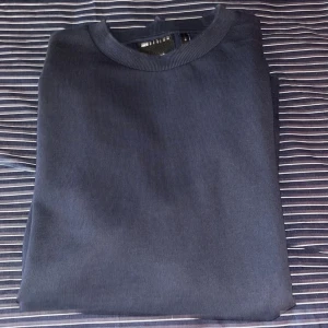 Mörkblå tröja från ASOS DESIGN - Säljer en mörkblå tröja från ASOS DESIGN. Använd men fortfarande i fint skick pris går att diskutera 