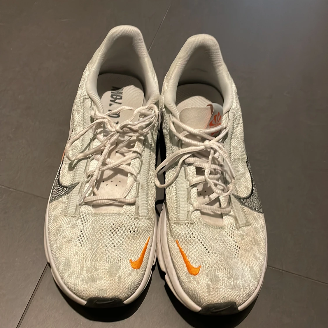 Nike löparskor i vitt och orange - 2