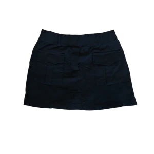 Minikjol med inbyggda shorts - Inbyggda shorts, se sista bilden :) stretchig så passar xs-m. De har även två fickor på framsidan!