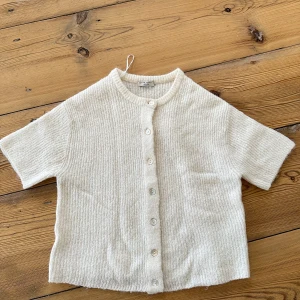 Vit stickad kofta från Gina Tricot - Mysig vit stickad kofta från Gina Tricot. Använd varsamt men inga defekter. Storlek S! Hör av er vid frågor!💕