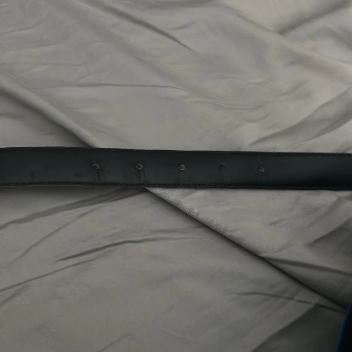 Svart bälte med gulddetaljer - 3