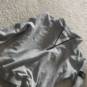 Stone island half zip -  Tröjan är i ett utmärkt skick och passar dig som är runt 150-164. Tröjan är köpt på Nk så den är självklart äkta bara att höra av er vid frågor och funderingar 