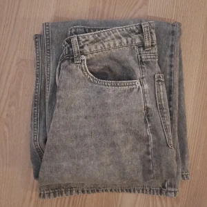 Grå jeansbyxor - Säljer ett par grå jeans pga fel storlek! Byxorna har en rak passform men går ut lite i slutet. Hör av dig för mått! 💕