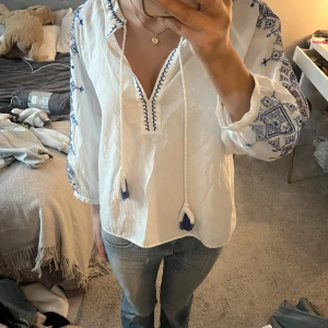 Blus från Zara  - Super söt blus från Zara använd fåtals gånger 