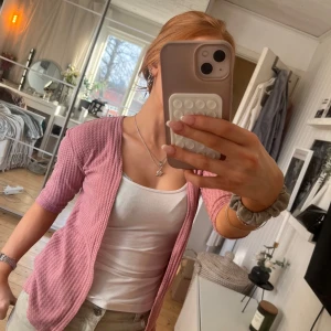 Rosa ribbad kofta - Säljer en söt rosa ribbad kofta med trekvartsärm. Stl XS från Zara. Hör av dig vid intresse! 💕