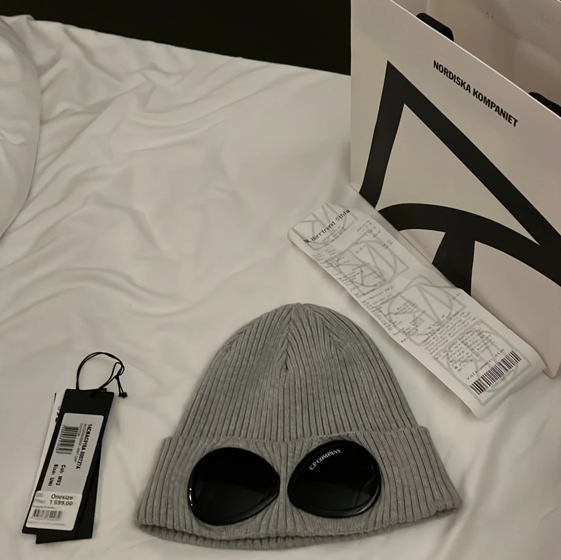 Grå mössa från C.P. Company