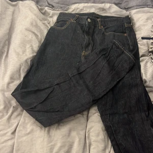 Selvedge raw denim jeans - Straight/slim fit selvedge raw denim brallor från Uniqlo. Använts 4-5 ggr så de har inte hunnit fadea än men kommer se bättre ut när de gjort de. W31 L34, nypris 599 spänn, kom med bud eller ta dem för 200
