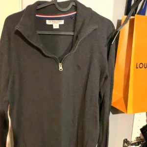 Grå tröja från polo  - Säljer en stilren grå tröja från Polo, Såklart äkta, säljer för att den inte passar på mig längre, skriv om ni har några frågor eller vill ha mer bilder :)