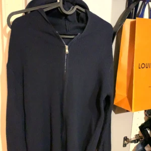 Mörkblå stickad hoodie - Säljer en riktigt snygg mörkblå stickad hoodie, säljer för att den inte passar på mig längre, skriv om ni har några frågor eller vill ha mer bilder :)
