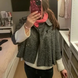 Super snygg trekvartsärmad kappa - Jätte snygg kappa med trekvartsärmar. Lånade bilder från förra säljaren. Storlek S men passar även mig som brukar ha XS. 🥰